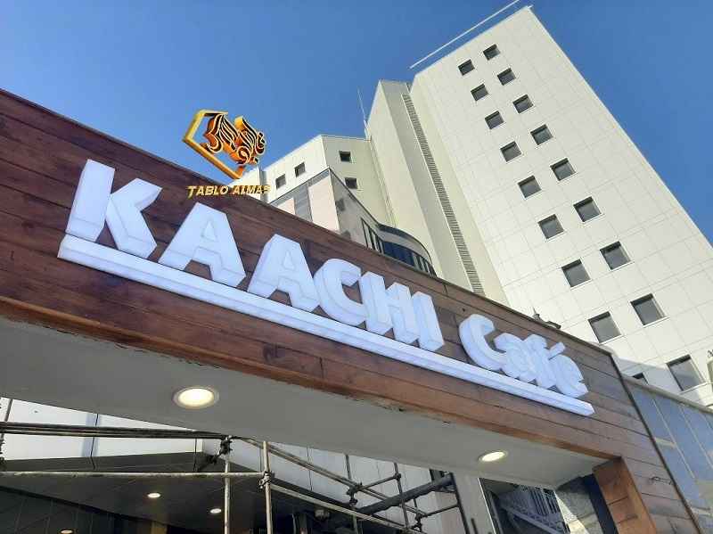 ساخت تابلوهای تبلیغاتی برای رویدادهای ویژه و فعالیت‌های موقت